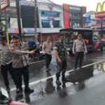 Respons Cepat Kapolsek Kebon Jeruk: Tinjau Wilayah Banjir dan Pastikan Keamanan Warga