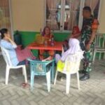 Babinsa Koramil 0201-06/MS laksanakan komsos dengan petugas kebersihan Kelurahan Helvetia Tengah