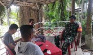 Babinsa Serda Ahmad Suyadi Komsos Bahas Kenakalan Remaja di Medan Denai