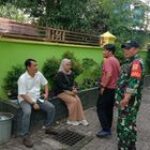 Babinsa Sertu Rahmansyah Tingkatkan Sinergi dengan Warga Melalui Komsos di Pulau Brayan Kota