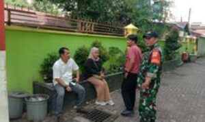 Babinsa Sertu Rahmansyah Tingkatkan Sinergi dengan Warga Melalui Komsos di Pulau Brayan Kota