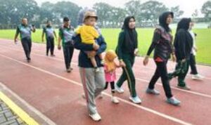 Babinsa Koramil 0201-02/MT Gelar Olahraga Bersama Keluarga di Lapangan Jasdam I/BB