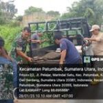 Babinsa Koramil 0201-15/DT Bersama Warga Gotong Royong Timbun Jalan Berlubang