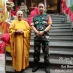 Babinsa Kelurahan Sei Rengas Permata Amankan Kebaktian Pemberkahan di Vihara Maitri