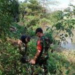 Babinsa Koramil 0201-08/MA Mengikuti Kegiatan Gotong Royong Di Wilayah Binaan