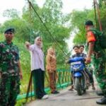 Gerak Cepat Babinsa Koramil 0201-05/MB Antisipasi Jembatan Ambruk
