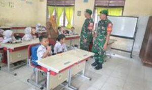 Babinsa Koramil 0201-02/MT Monitoring Distribusi Makan Bergizi untuk Ribuan Siswa di Medan Timur