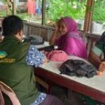 Babinsa Koramil 0201-01/MP Laksanakan Komsos dengan Tokoh Masyarakat di Sebuah Warung