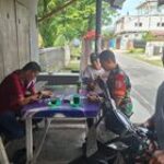Personil Koramil 0201-01/MP Serda Rinto Willyanda Lakukan Komsos Bersama Warga di Warung Kopi