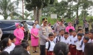 Kapolres Langkat Salurkan Bantuan Untuk Siswa SD