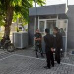 Babinsa Sei Agul Serda Sholihin Koramil 0201-01/MP Sambangi Personil Security Showroom Mobil BYD di Wilayah Binaan