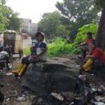 Babinsa Kelurahan Tanjung Rejo Laksanakan Komsos dengan Pemulung di TPS