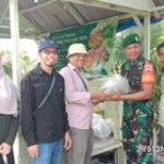 Melalui Pendampingan Tebar Bibit Ikan Nila. Babinsa Serka Subagyo Dukung Mahasiswa USU Tingkatkan Kesejahteraan Masyarakat