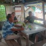 Babinsa Pulo Brayan Kota Gelar Komsos untuk Jaga Keamanan dan Kebersihan Lingkungan