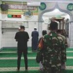 Babinsa Fitriyadi Ikuti Sholat Subuh, Perkuat Hubungan TNI dan Masyarakat