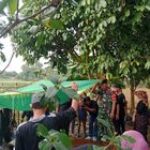 Babinsa Sertu Alfian Melayat ke Rumah Duka Istri Kepala Desa Jaba