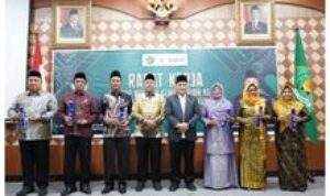 Apresiasi KInerja Satuan Kerja Kakanwil Kemenag Sumut, Wamenag RI Raden Syafii Serahkan Award