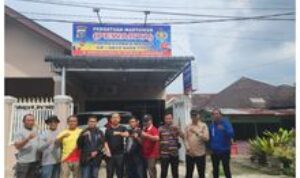 Jumat Barokah Terus Berlanjut, Ketua Pewarta Chairum Lubis Bagikan Beras pada Pengurus dan Anggota