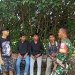 Babinsa Serka Dermawan Gelar Bincang Santai Bersama Warga Desa Lubang Ido