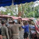 Bersama Satpol PP, Bhabinkamtibmas Babinsa, Kasitrantib dan Kepling, Koramil 0201-05/MB Serka Ach Taufik Dampingi Penertiban PK-5