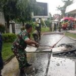 Babinsa Koramil 0201-05/MB Serka Nurwahyudi Monitor Kebakaran di Kantor Dinas Pendidikan Sumut