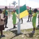 Membentuk Karakter Anak, Satgas Yonif 503 Kostrad Latihan Upacara di Sekolah