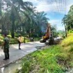 Gelar Karya Bakti, Danramil 19/BP Kodim 0204/DS Pimpin Penimbunan Beram Jalan yang Longsor di Bangun Purba