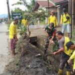 Babinsa Koramil 04/SBB Kodim 0204/DS Peltu Anton Suheri bersama warga Dusun 1 Sibiru Biru