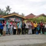 Semangat Gotong Royong Kadis Kopdagin di Desa Sidomulyo Sambut Hari Jadi ke-79 Kabupaten Asahan