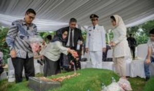 Pasca Dilantik Prabowo Jadi Wali Kota Medan, Rico Waas Ziarah Makam Sang Ayah