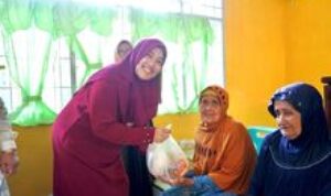 Ny. Endang Kurniasih Syah Afandin Berbagi Berkah Ramadhan, Salurkan Paket Sembako untuk Warga