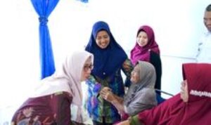 Ketua TP PKK Langkat Ny. Endang Kurniasih, kembali Salurkan Bantuan Sembako di Empat Kecamatan