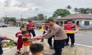 Polres Toba Bagikan Takjil dan Berbuka Puasa Bersama Warga di Masjid Al Kautsar Lumban Mual Siantar Narumonda