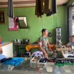 Babinsa Koramil 07/Salak Pratu Donklo Boangmanalu Jalin Silaturahmi dengan Tukang Jahit di Wilayah Binaan