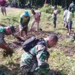 Danpos bersama Babinsa Berserta Gapoktan Bersihkan jalan Irigasi yg akan di gunakan untuk budidaya ikan tawar