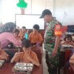 Sukseskan Program Pemerintah, Babinsa Koramil 0201-05/MB Dampingi Pelaksanaan MBG untuk Anak Sekolah