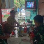 Babinsa Kelurahan Sei Putih Timur II Koramil 0201-01/MP, Laksanakan Komsos Bersama Warga dan Babinkamtibmas Bahas Kamtibmas