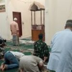 Babinsa Samtim Ramil 0201-13/PST Jalin Kebersamaan dengan Shalat Subuh Berjamaah diwilayah