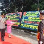 Polres Toba Gelar Tradisi Pedang Pora Sambut Kapolres Baru AKBP V. J. Parapaga S.I.K.
