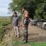 Babinsa Koramil 0201-16/TM Serka M. Eba Zulfikar Komsaos Bersama Warga di Desa Lengau Seprang