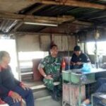 Jaga Hubungan Baik, Babinsa Melaksanakan Komsos Dengan Warga Di Wilayah Binaan