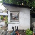 Babinsa dan Warga Gotong Royong Bersihkan Poskamling Wilayah Binaan