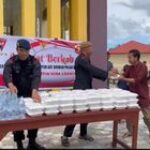 *Brimob Polda Sumut Tebar Kebaikan, Batalyon C Pelopor Bagikan 100 Paket Makanan Gratis Usai Salat Jumat di Tapanuli Selatan*