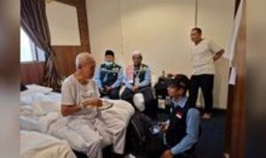 Petugas Kloter 09 KNO Visitasi Kesehatan Jemaah Haji Melalui Pendekatan Medis dan Spiritual