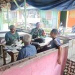 Canda Tawa Ciptakan Momen Kebersamaan Babinsa Koramil 14/PB Bersama Warga Desa Binaan