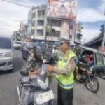 Sosialisasi Humanis, Kasatgas Preventif Ops Patuh Toba 2025 Edukasi Pengendara di Jalan