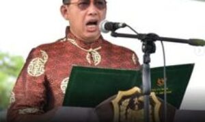 Ketua DPRD Kota Medan bertindak sebagai pembaca teks proklamasi dalam upacara pengibaran Bendera Perigatan Hari Ulang Tahun ke-80 Kemerdekaan Republik
