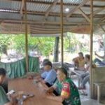 Duduk santai Babinsa komsos di warung kopi Dengan Warga Binaan di Desa tuntungan ll