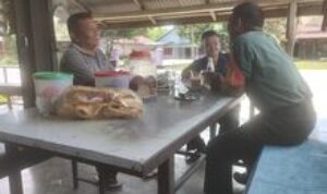 BABINSA KORAMIL 0201-14/PB LAKSANAKAN KOMSOS BERSAMA WARGA BINAAN UNTUK TINGKATKAN KEAKRABAN DAN KEBERSAMAAN