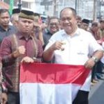 Bupati Asahan Bagikan Bendera Merah Putih Kepada Masyarakat